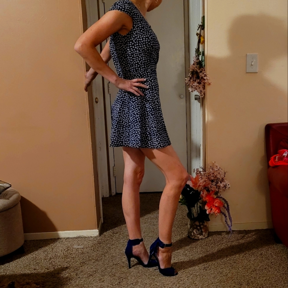 Small blue/white floral crossover vneckmini dress